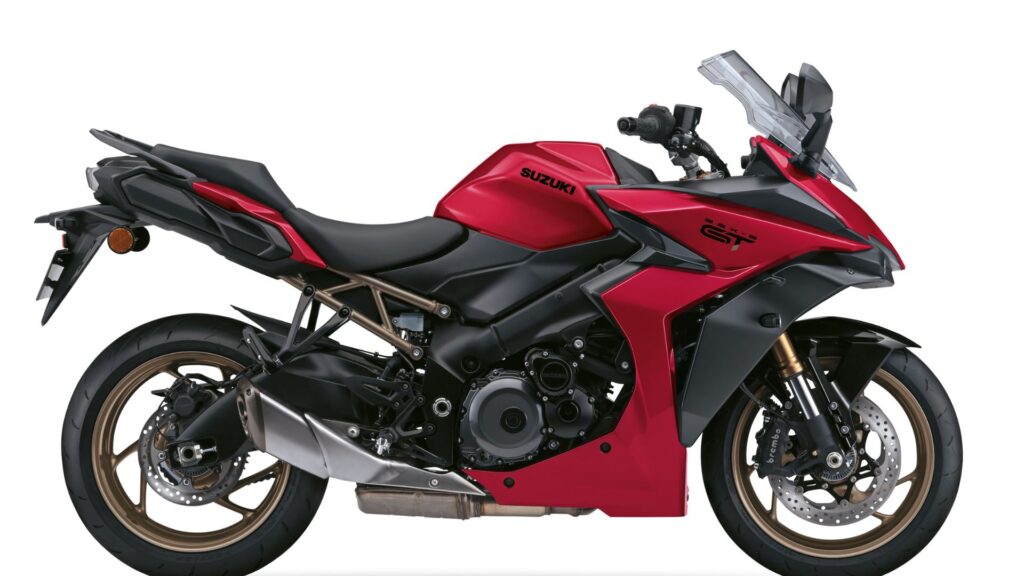 Suzuki GSX-S 1000 GT vermelha no fundo branco.