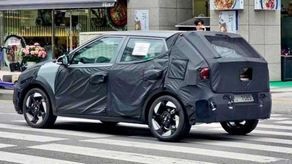 Traseira do novo Hyundai HB20 2026 que anda pelas ruas brasieiras.