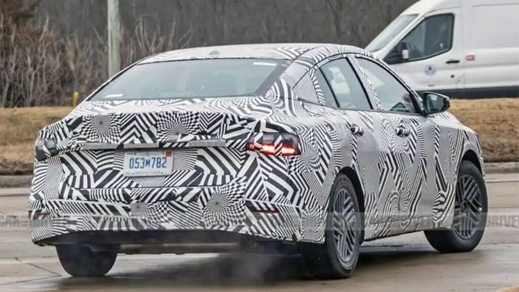 Traseira do Nissan Sentra 2026 camuflado nas ruas.