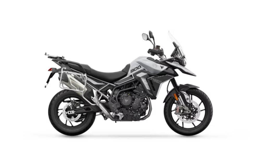 Triumph Tiger 900 GT cinza parada no fundo branco.