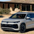 Volkswagen Tiguan 2025 cinza parada na diagonal.