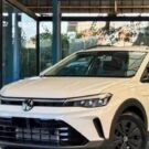 Volkswagen Nivus Sense 2026 BRANCO PARADO NA DIAGONAL EM UMA LOJA.