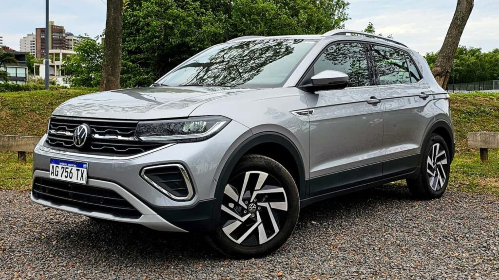 Volkswagen T-Cross cinza parado na diagonal.