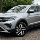 Volkswagen T-Cross cinza parado na diagonal.