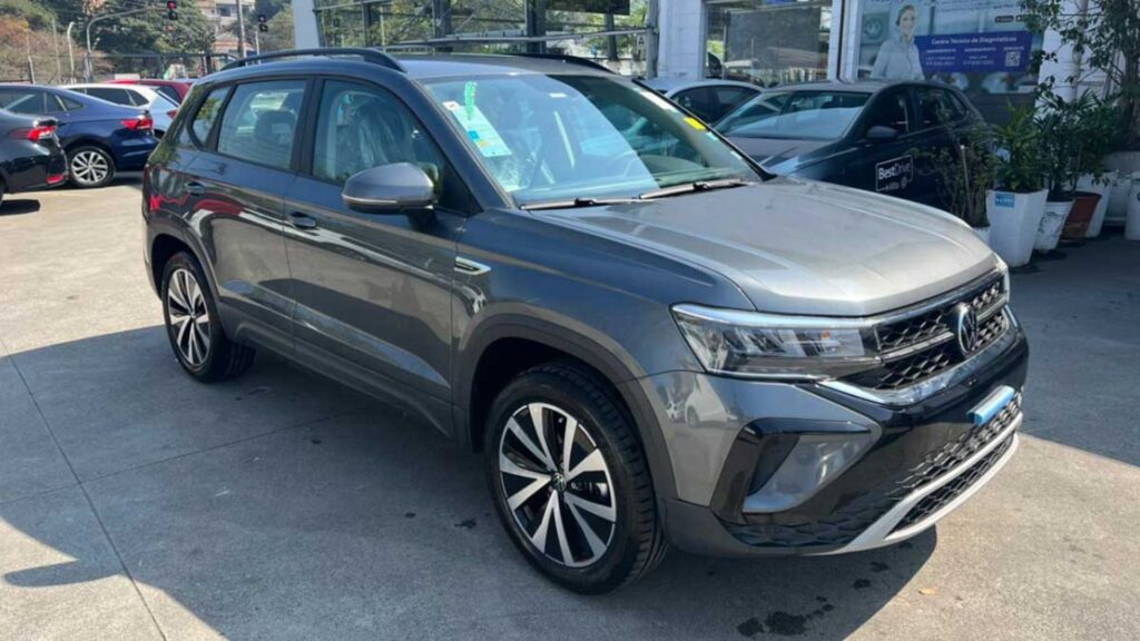 Volkswagen Taos cinza parado.