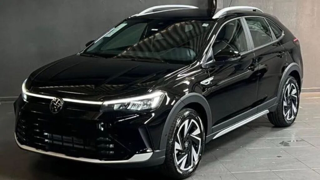 Volkswagen Nivus preto parado na diagonal.