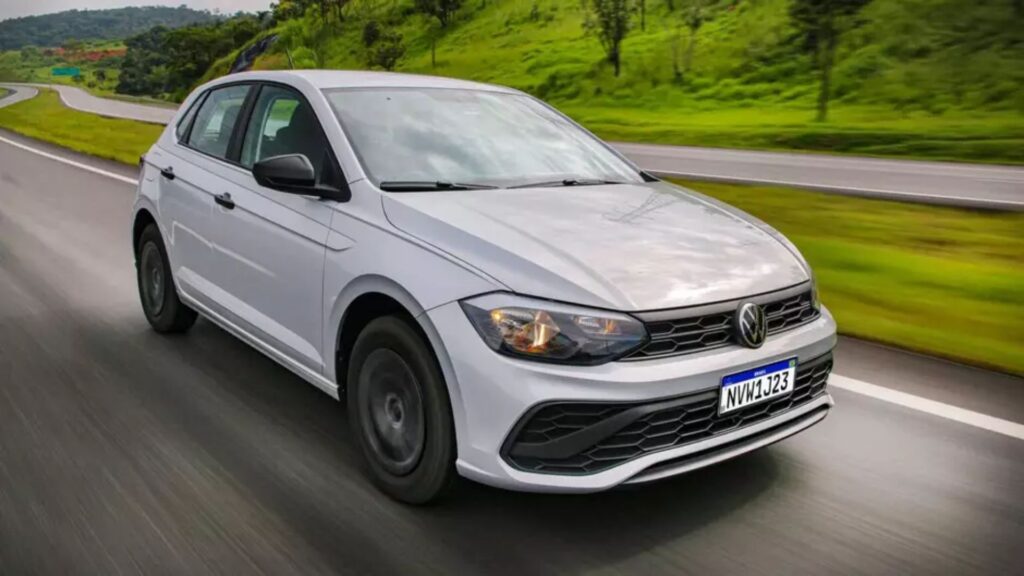 Volkswagen Polo Track 2025 prata em movimento na estrada.