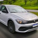 Volkswagen Polo Track 2025 prata em movimento na estrada.