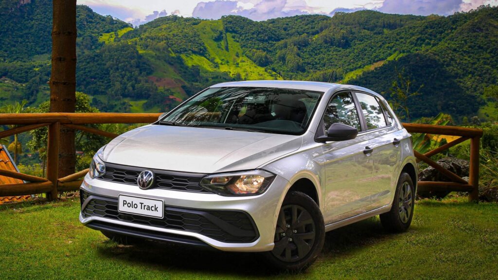 Volkswagen Polo Track 2025 prata parado na diagonal.
