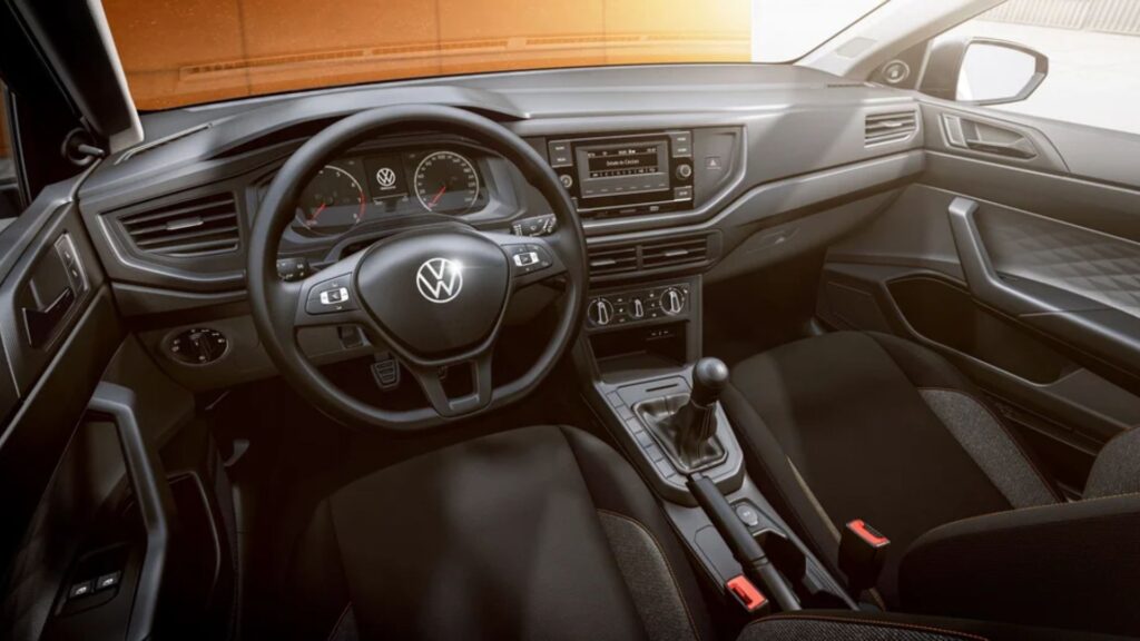 Interna do Volkswagen Polo Track 2025.