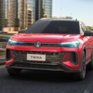 Frente do Volkswagen Tera vermelho na estrada.