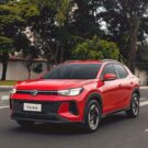 Volkswagen Tera MPI 2026 vermelho de lado em movimento na estrada.