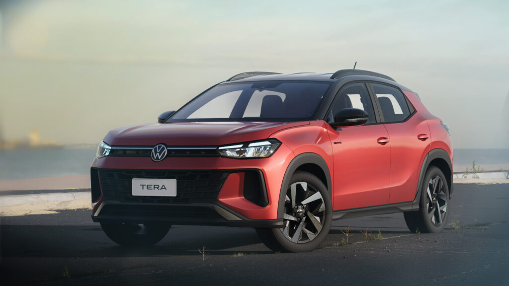 Volkswagen Tera vermelho na diagonal.