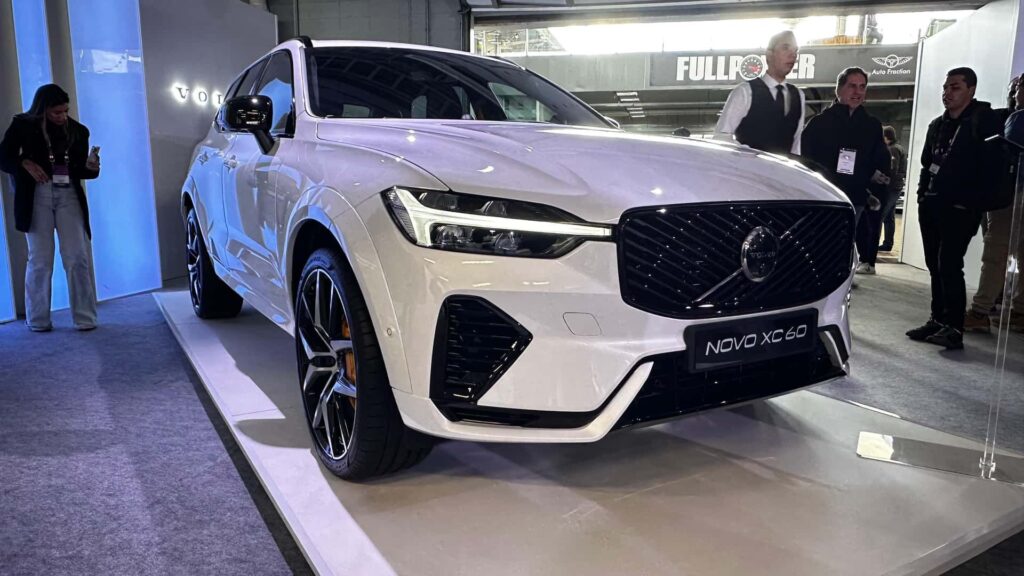 Volvo XC60 2026 branco na diagonal.