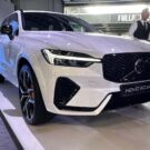 Volvo XC60 2026 branco na diagonal.