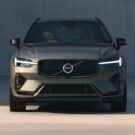 Frente do Volvo XC60 2026 cinza com os faróis ligados.
