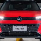 Frente do Volkswagen Tera vermelho com os faróis ligados.