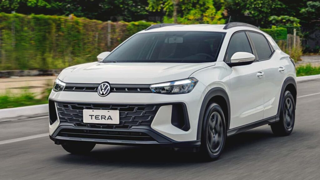 Volkswagen Tera branco em movimento na estrada.