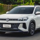 Volkswagen Tera branco em movimento na estrada.