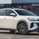 Volkswagen Tera branco parada na diagonal.