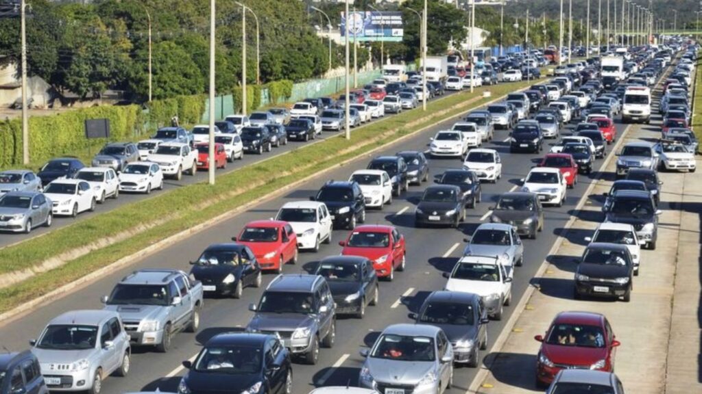 Vários veiculos na parados na estrada.