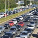 Vários veiculos na parados na estrada.