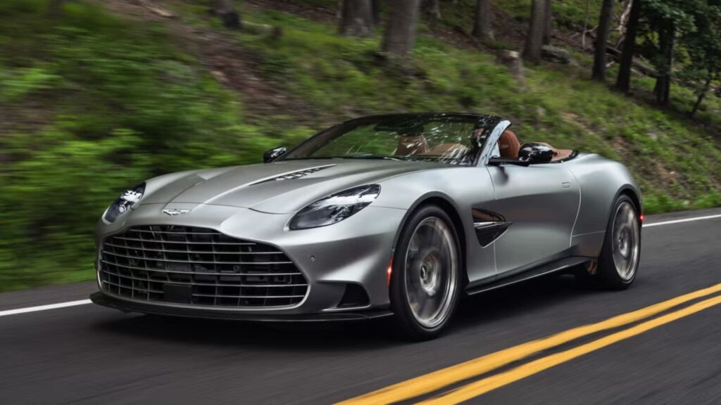 Aston Martin Vanquish Volante na estrada.