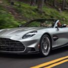 Aston Martin Vanquish Volante na estrada.