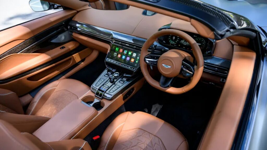 Interna do Aston Martin Vanquish Volante.