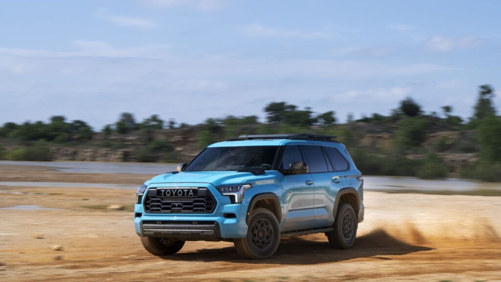 Toyota Sequoia 2026 azul na areia.
