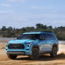 Toyota Sequoia 2026 azul na areia.