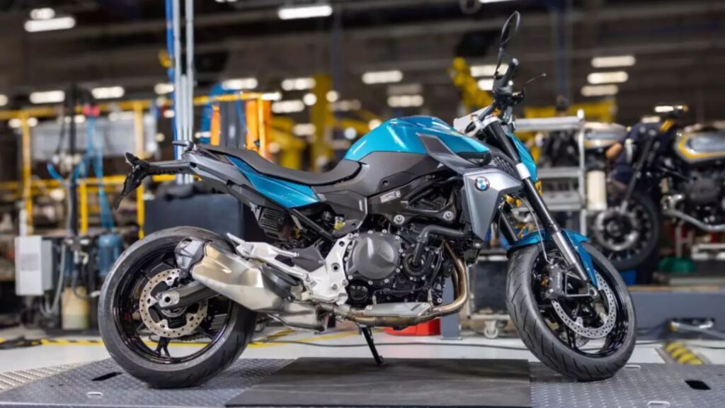 Lateral da BMW F 900 R 2026 azul dentro de uma fabrica