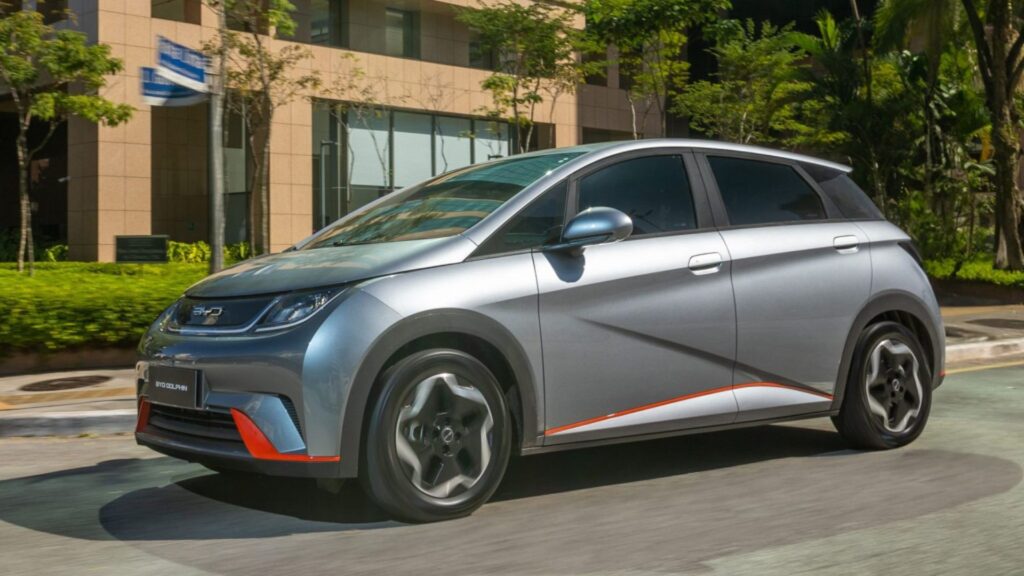 BYD Dolphin 2026 cinza em movimento na estrada.