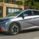 BYD Dolphin 2026 cinza em movimento na estrada.