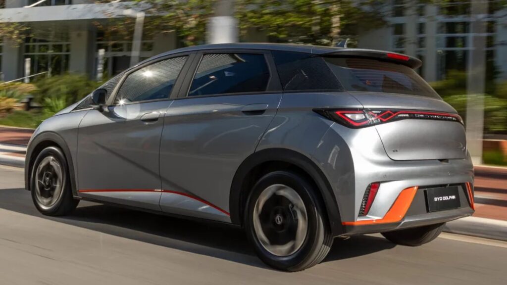 BYD Dolphin 2026 cinza de trás em uma estrada.