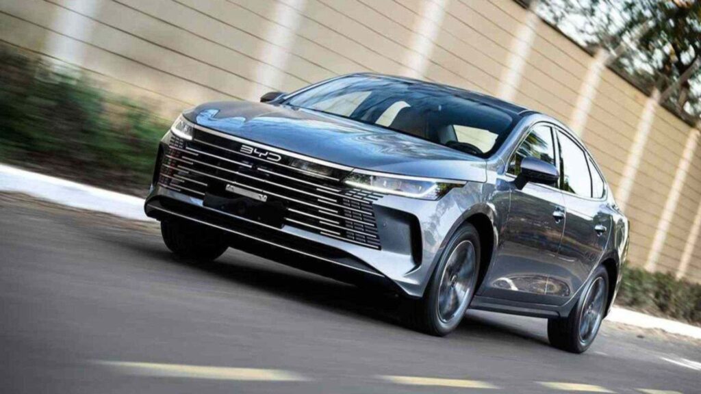 BYD King 2026 na estrada de frente com os faróis acesos.