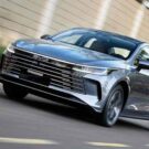 BYD King 2026 na estrada de frente com os faróis acesos.