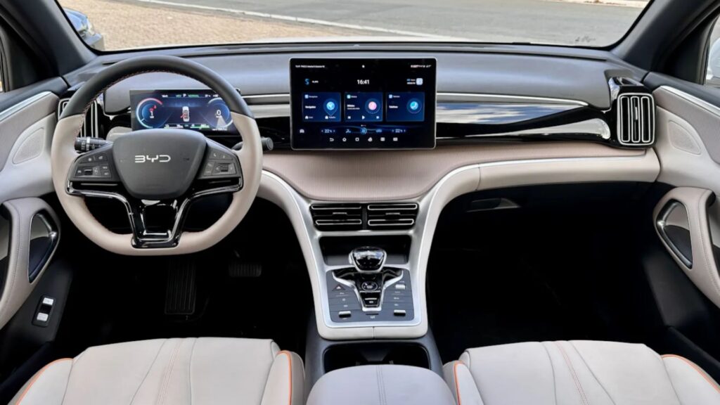 Interna do BYD Song Pro 2026.