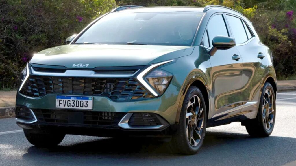 Carro híbrido da Kia verde em movimento na estrada