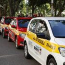 Carros da autoescola parados na beirada da estrada.