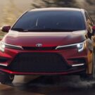 Toyota Corolla 2026 vermelho.