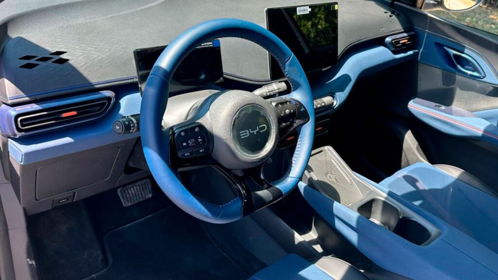 Interior do BYD Dolphin Mini 2026.