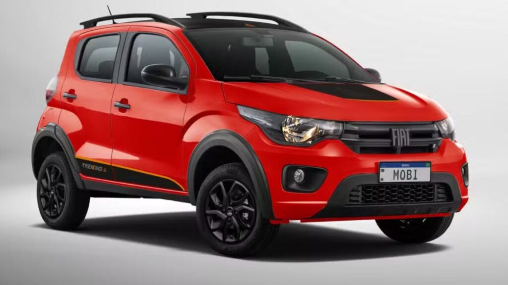 Fiat Mobi 2026 vermelho parado na diagonal em um fundo branco.