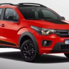 Fiat Mobi 2026 vermelho parado na diagonal em um fundo branco.