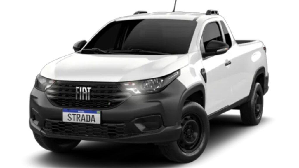 Fiat Strada 2025 na versão Cabine Plus no fundo branco.