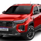 Fiat Strada 2025 na Versão Ultra na cor vermelha na diagonal e no fundo branco.