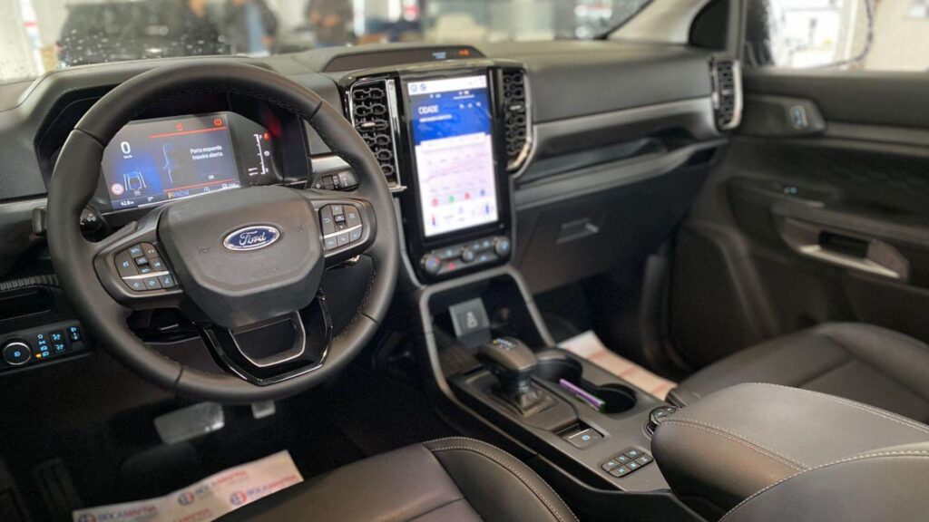 Interna da Ford Ranger XLT V6 2026.