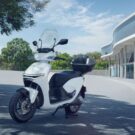 Honda CUV e branca parada na diagonal.