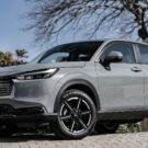 Honda HR-V EXL 2026 cinza parado na diagonal.