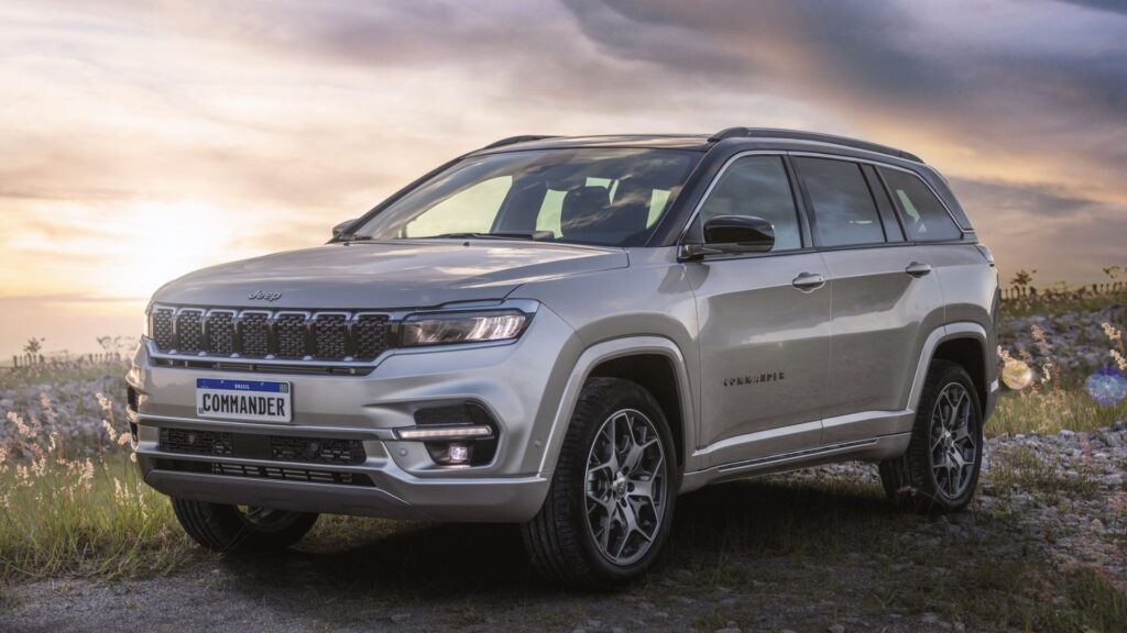 Jeep Commander cinza.